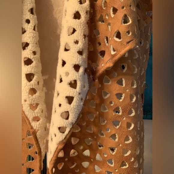 Multiples cut out vest - Picture 3 of 3